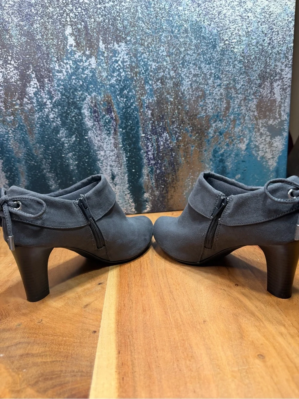 Coach and Four Modern Minimalist Gray Faux Suede Booties (VGUC)
